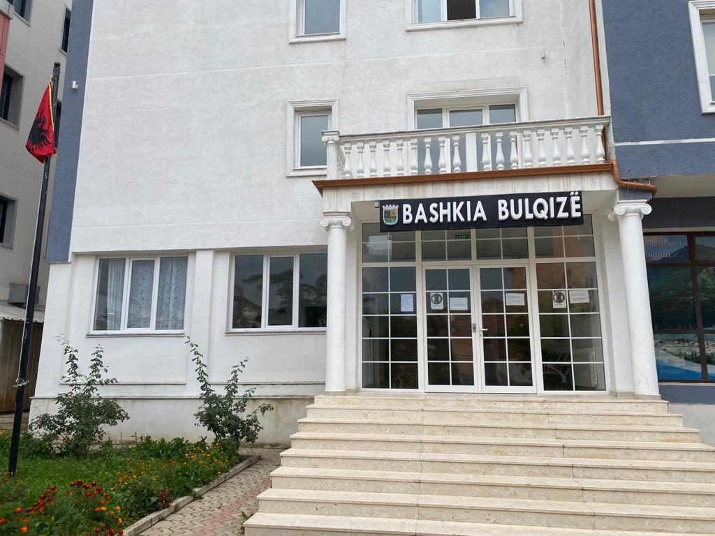 Ça ke që zihesh me nusen time? Skandal në Bulqizë, drejtori rreh punonjësen për një karrige (EMRAT)
