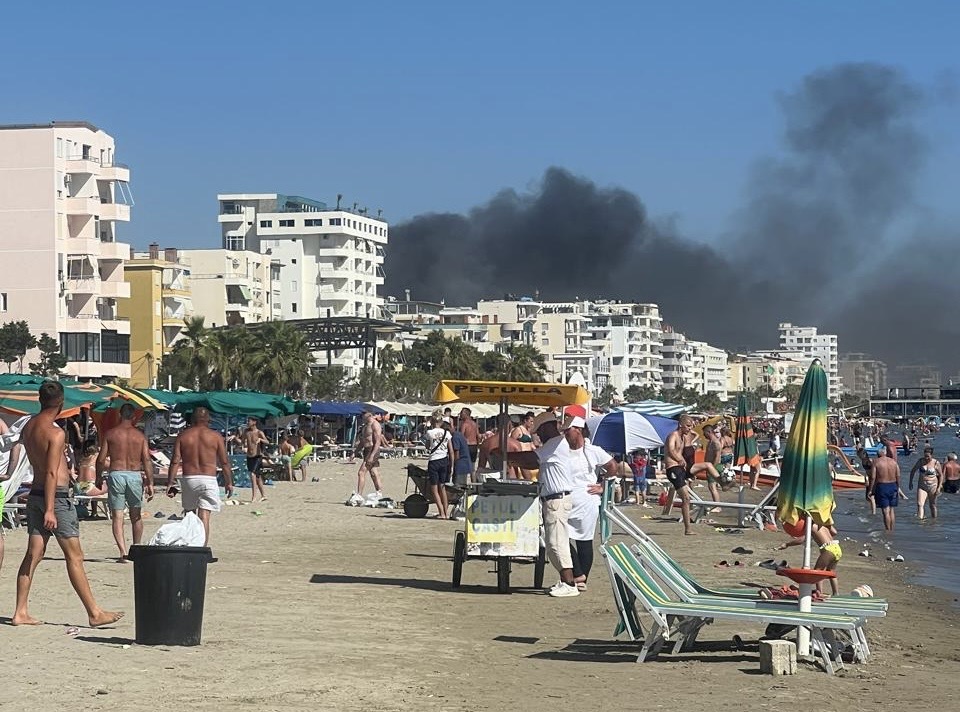 VIDEO/ Panik në Durrës! Zjarr masiv në tregun ambulant, dëmtohen disa biznese