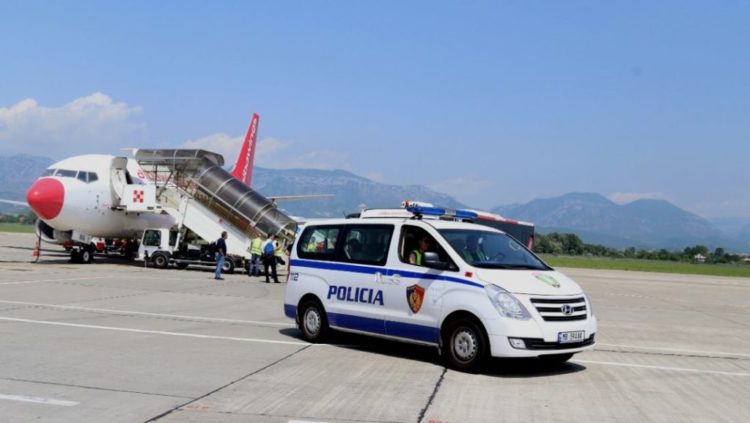 Ishte shpallur në kërkim ndërkombëtar, ekstradohet nga Greqia 45-vjeçari shqiptar (EMRI)