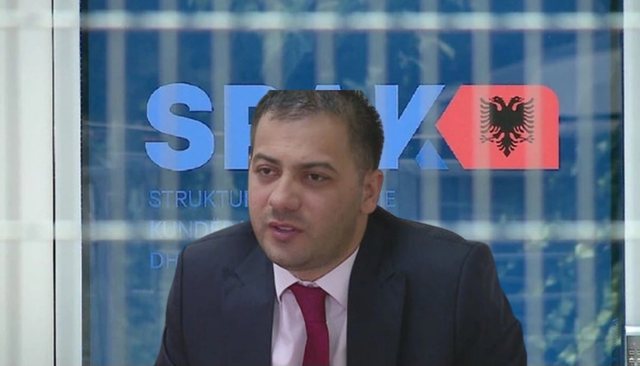 Kontrolle “blic” në Durrës e Tiranë, Ergys Agasit i marrin 2 telefona, lap-top dhe dokumente