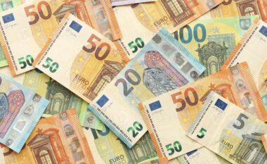 Euro prek “fundin”, monedha europiane zbret në minimumin e ri historik