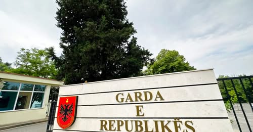 E rëndë në Tiranë/ Punonjësi i Gardës së Republikës gjendet pa shenja jete brenda në makinë (EMRI+FOTO)