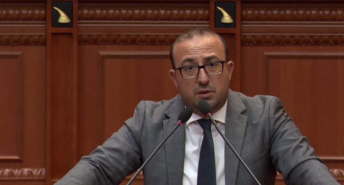 Shyqyr që nuk kam babën gjallë/ Ironia e Korreshit në Kuvend: Kam ardhur të flas për hallet e patronazhistëve, Lushnjen e ka marrë malli për zgjedhjet dhe premtimet