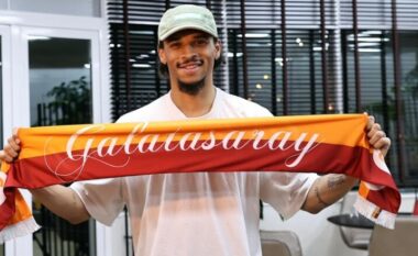VIDEO / Sane i bashkohet zyrtarisht Galatasaray-it, tifozët e presin me entuziazëm në Stamboll