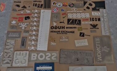 VIDEO/ Zbulohen 2 magazina ku stampoheshin veshje të kontrabanduara me logo false, arrestohen 4 persona (EMRAT)