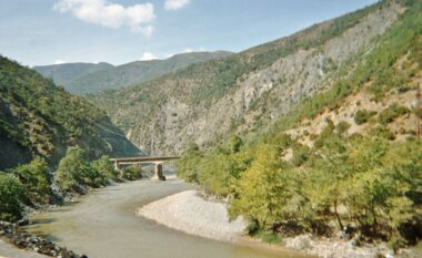 Ngjarje e rëndë, 6-vjeçari mbytet në lumin Shkumbin
