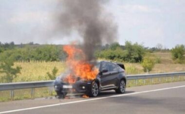 Makina përfshihet nga flakët në ecje në aksin Elbasan–Tiranë (VIDEO)