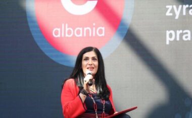 Gjendja civile në kolaps/ Mirlinda Karçanaj e AKSHI-t lë qytetarët pa pasaporta dhe pa martuar