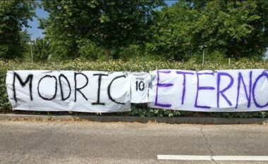 Modric u stërvit për herë të fundit në qendër të Real Madridit, tifozët e befasojnë me një slogan të madh