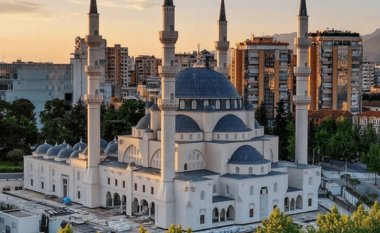 Dy orë leje për faljen e namazit, kërkohet pushim gjatë orarit të punës për besimtarët myslimanë