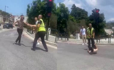 Plas grushti në Berat/ Punonjësi i Policisë bashkiake godet qytetarin dhe e hedh në tokë (VIDEO)