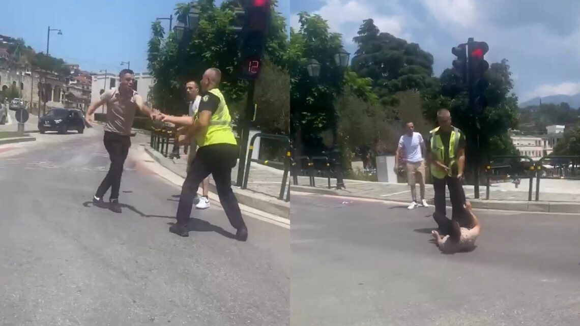 Plas grushti në Berat/ Punonjësi i Policisë bashkiake godet qytetarin dhe e hedh në tokë (VIDEO)