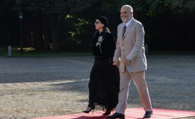Samiti i NATO-s/ Momenti kur kryeministri Rama mbërrin në darkën zyrtare, shoqërohet nga bashkëshortja (VIDEO)