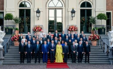 Samiti i NATO në Holandë/ Rama ndan foton familjare nga pritja e Familjes Mbretërore