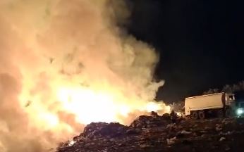 Zjarr masiv në fushën e mbetjeve në Kukës, shtëllunga të mëdha tymi “pushtojnë” zonën (VIDEO)