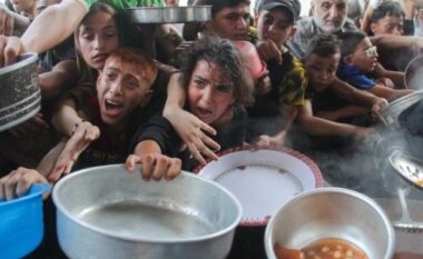 Izraeli bllokon ndihmat humanitare, rëndohet situata në Gaza, mijëra njerëz vuajnë nga uria
