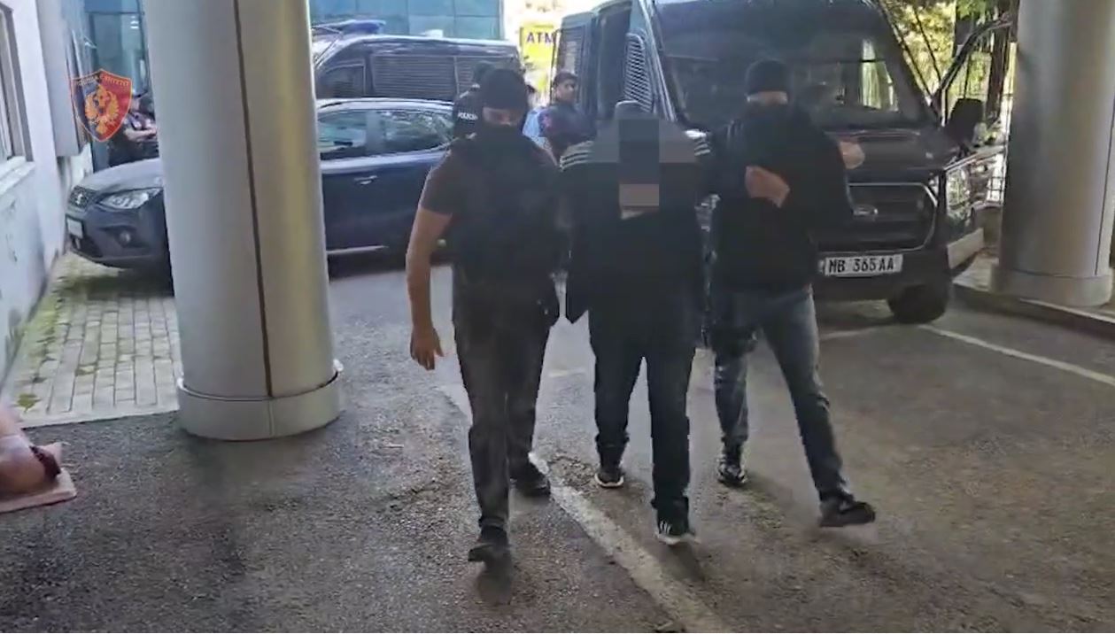 Goditja e grupeve kriminale të trafikut të lëndëve narkotike në Finlandë, publikohen pamjet nga momenti i arrestimit të 9 shqiptarëve (VIDEO)