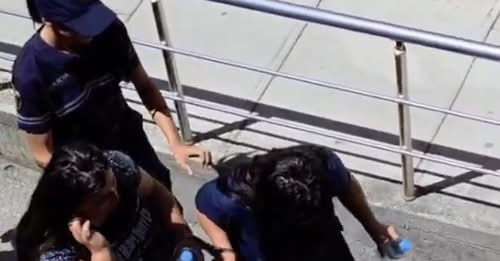 U mbyt me tel nga e bija/ Mbërrijnë në Gjykatë autorët e vrasjes së Anesti Ramës, vajza dhe e ëma me veshje me lule, të lidhura bashkë me pranga