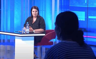 Historia tronditëse e 24-vjeçares shtatzënë që lyp në rrugët e Tiranës me vajzën e saj: Më martuan që 16 vjeçe për 70 mijë lekë