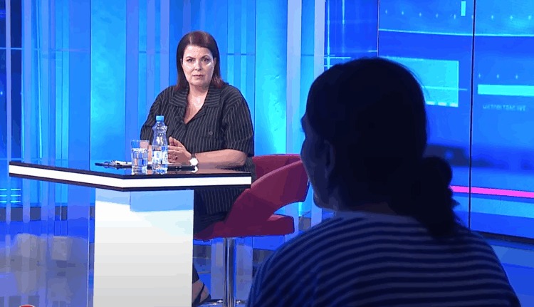 Historia tronditëse e 24-vjeçares shtatzënë që lyp në rrugët e Tiranës me vajzën e saj: Më martuan që 16 vjeçe për 70 mijë lekë