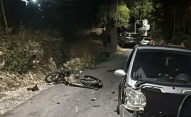 Aksident në Sarandë/ Makina përplaset me motorin, plagoset në kokë 22-vjeçari (EMRAT)