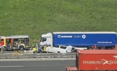 Aksident tragjik në autostradën Maribor-Lubjanë të Sllovenisë/ Furgoni përplaset me kamionin, humbin jetën pesë persona