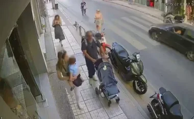VIDEO/ Aksident i frikshëm në Greqi, makina e merr zvarrë për disa metra motoçikletën