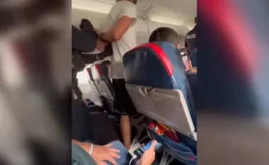 VIDEO/23-vjeçari shqiptar sherr me stjuardesën në avion, tenton të hapë derën gjatë fluturimit, pilotët bëjnë ulje emergjente