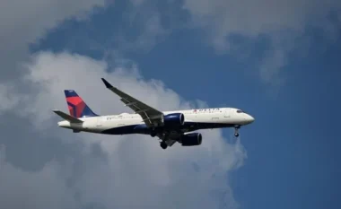 Panik në ajër/ Turbulenca gjatë fluturimit për në Amsterdam, avioni i Delta Airlines bën ulje emergjente në SHBA, plagosen 25 persona