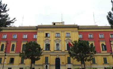 Ish-punonjësja e Ministrisë së Financave, thirrje publike ish-kolegëve: Kontrolloni, për muajin tetor 2014 nuk janë paguar sigurimet
