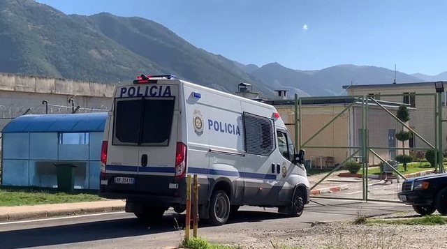 Telefon në qelinë e Laert Haxhiut, shkarkohen drejtori dhe shefi i policisë së burgut të Drenovës