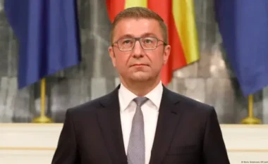 Maqedonia e Veriut do vendosë taksë beqarëve? Mickoski: Më shumë vdekje se sa lindje