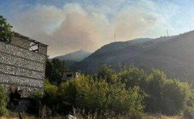 Zjarri në Shkopet/ Flakët përfshijnë sipërfaqe të mëdha, pritet ndërhyrja me helikopter