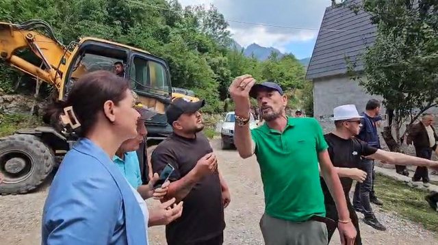VIDEO/ “Dil o trim, të q**sha motrën”, Fatmir Metaj “lëshon gojën” pasi e qëlluan me molotov, kush është shefi i IKMT-së që drejton shembjet në Theth