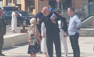 “Çfarë ke që bërtet”? E moshuara nuk i ndahet kryeministrit, kapërcen Gardën dhe ndalon Ramën në Vlorë