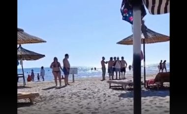 E rëndë në Durrës/ U kërkoi të mos luajnë me top pranë pushuesve, të rinjtë dhuojnë rojen e plazhit (VIDEO)