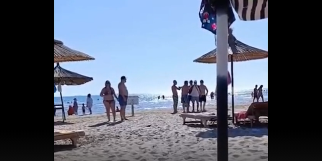 E rëndë në Durrës/ U kërkoi të mos luajnë me top pranë pushuesve, të rinjtë dhuojnë rojen e plazhit (VIDEO)