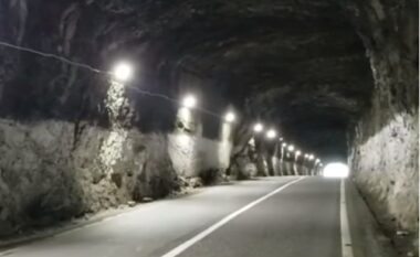 Rikthimi i reshjeve shkakton rrëshqitje gurësh në hyrje të tunelit të Shkopetit, dëmtohet një pjesë e murit mbajtës të rrugës