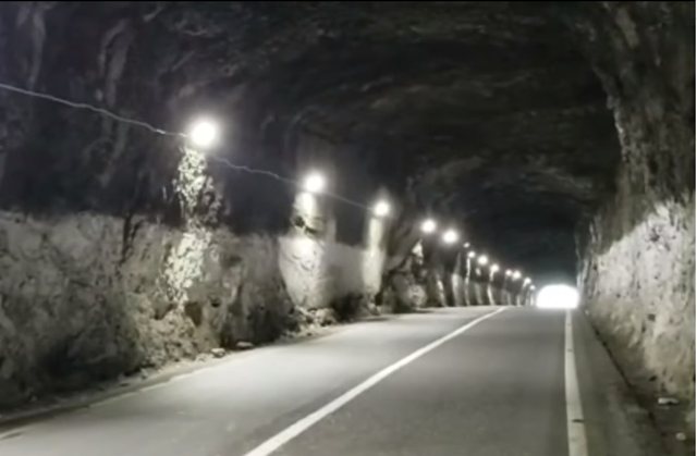 Rikthimi i reshjeve shkakton rrëshqitje gurësh në hyrje të tunelit të Shkopetit, dëmtohet një pjesë e murit mbajtës të rrugës