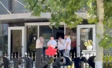 Policia “zbarkon” te zyrat qendrore të “Bankers Petroleum”/ Efektivët përballen me rezistencë, thyejnë derën dhe arrestojnë CEO-n dhe ish-drejtorin