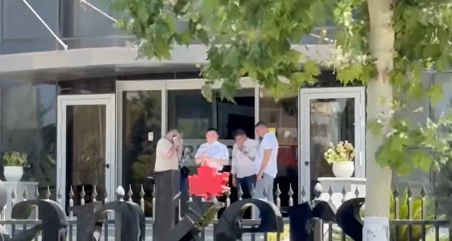 Policia “zbarkon” te zyrat qendrore të “Bankers Petroleum”/ Efektivët përballen me rezistencë, thyejnë derën dhe arrestojnë CEO-n dhe ish-drejtorin