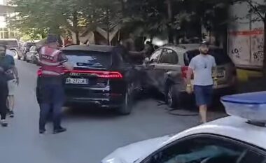 VIDEO/ “Shqiponjat” i vihen pas Audit Q8 në Tiranë: Ndjekje si në filma, shoferi merr përpara disa makina dhe rrezikon qytetarët