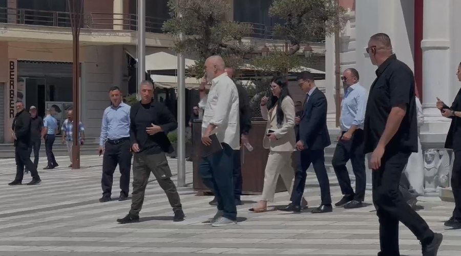 Edi Rama “furtunë” në Bashkinë e Vlorës/ Kërkon dorëheqjen e nënkryetarëve dhe disa drejtorëve