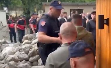 Banorët kundërshtojnë shembjen e ndërtimeve në Theth/ Përplasen arshpër me policinë, paralajmërojnë protesta