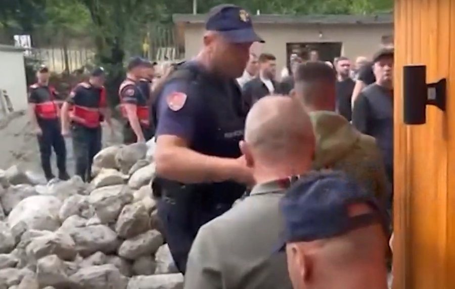 Banorët kundërshtojnë shembjen e ndërtimeve në Theth/ Përplasen arshpër me policinë, paralajmërojnë protesta