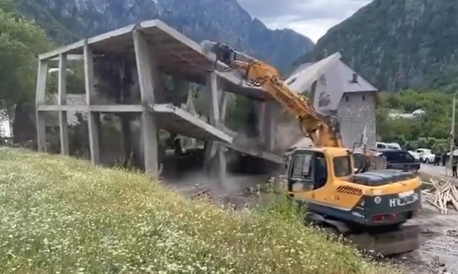 VIDEO/ Shembet ndërtesa 2-katëshe në zemër të Thethit, IKMT: Ndërtim pa leje!