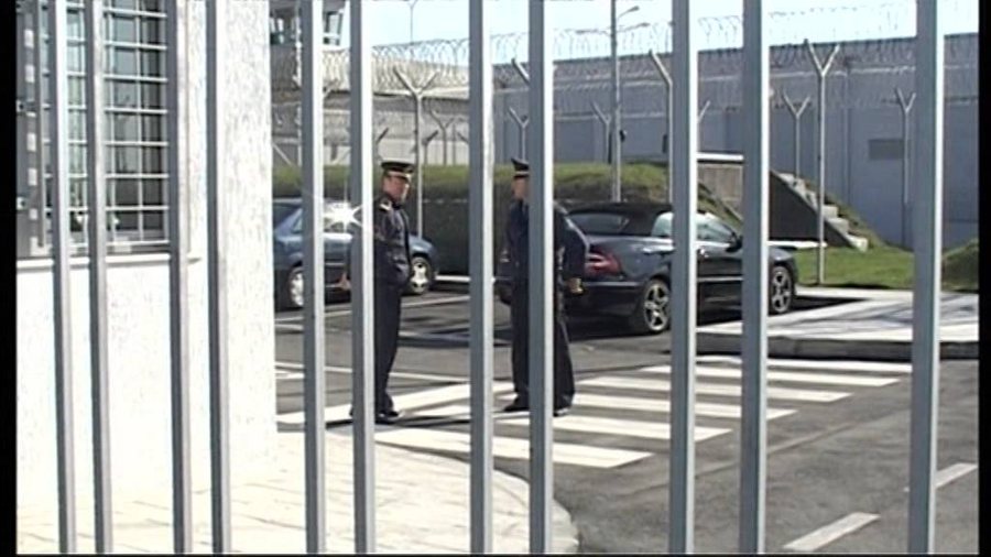 Celularë dhe takime speciale me eskorta, policia e Burgjeve kontrolle blic në paraburgimet 302 dhe 313