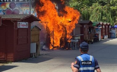 Përfshihet nga flakët kioska në Pogradec