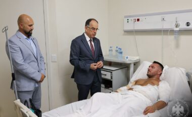 Presidenti Begaj viziton në spital komisarin Agim Troci që pësoi djegie të shumta duke shpëtuar banorët gjatë zjarrit në Delvinë
