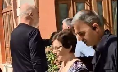 Qytetarja kërkon ta takojë, Rama I kthehet: Çfarë ke që bërtet? Ik tani, mos më hajde nga mbrapa… (VIDEO)